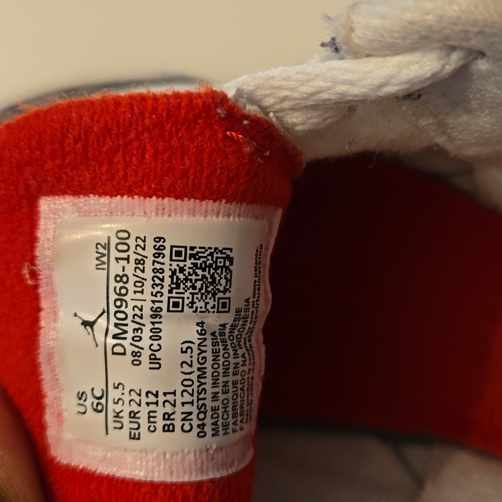 Sneakers - Picture 5 of 9